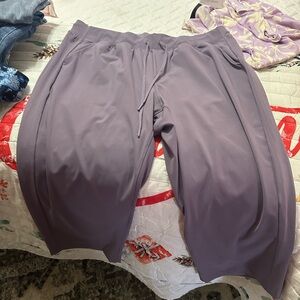 Livi Active Women's Lavender Capris